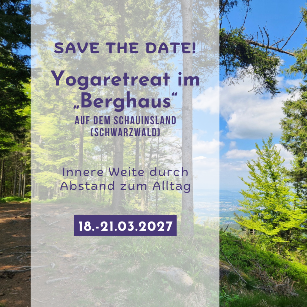 Flyer Yogaretreat „Berghaus“ Ausblick auf Freiburg von den Bergen mit Schriftzug "Yogaretreat im "Berghaus" Nähe Freiburg"